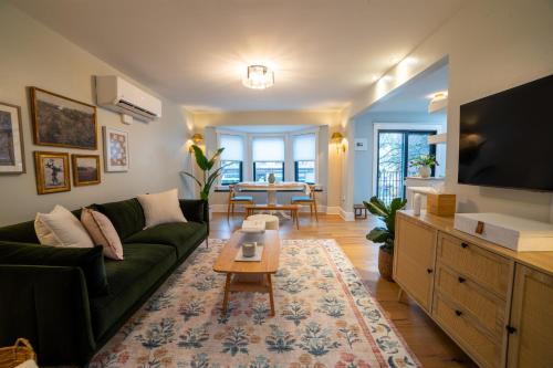 Μια τηλεόραση ή/και κέντρο ψυχαγωγίας στο Prime Location on Main Street