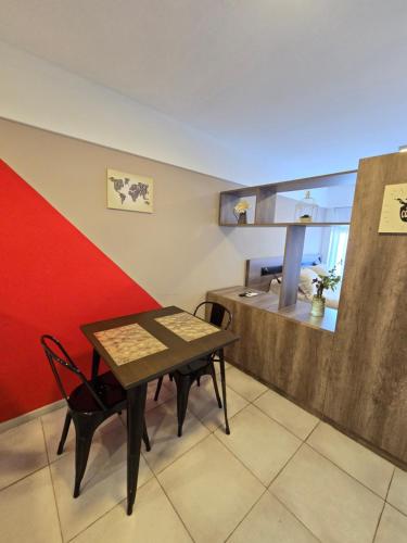 a dining room with a table and a kitchen at Barrancas del Monumento con Parking privado opcional in Rosario