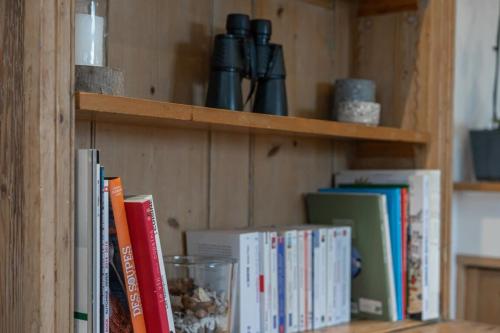 ein hölzernes Bücherregal mit Büchern darauf in der Unterkunft Saint Antoine furnished chalet in Les Houches