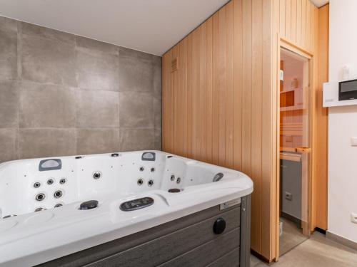 La salle de bains est pourvue d'une baignoire blanche. dans l'établissement Wanderlust Mountain Chalet, à Turracher Höhe