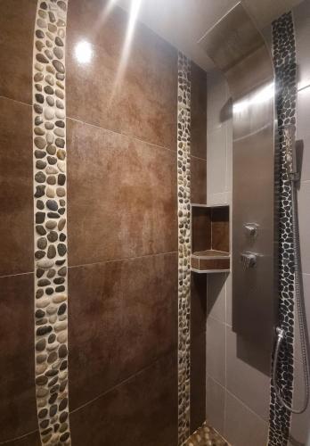 une salle de bain avec une douche avec une porte vitrée dans l'établissement Appartement élégant calme 10 min de Paris centre, à Clichy