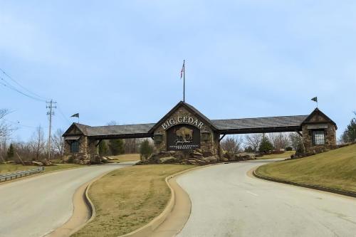 a road leading to the entrance to the grizzly crossing at Relax a While in Hollister