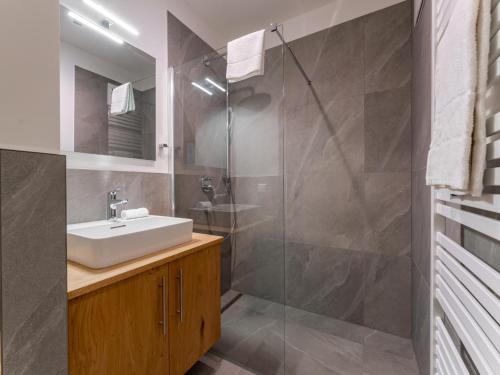 La salle de bains est pourvue d'un lavabo et d'une douche. dans l'établissement Silas Mountain Chalet, à Turracher Höhe