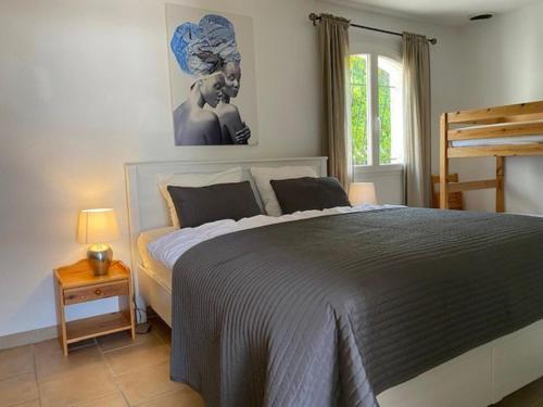 une chambre avec un grand lit dans une pièce dans l'établissement Serre Oupia, à Oupia