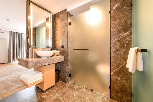 W łazience znajduje się umywalka i lustro. w obiekcie Aurea Hotel Perth Kings Park w mieście Perth