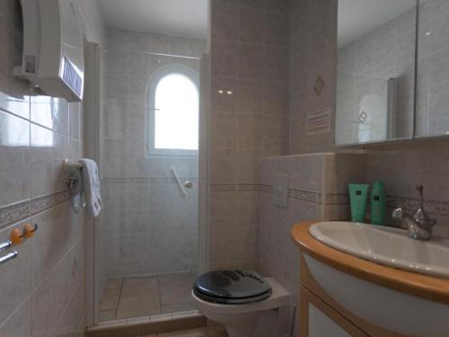 une salle de bain avec une douche, des toilettes et un lavabo dans l'établissement Serre Oupia, à Oupia