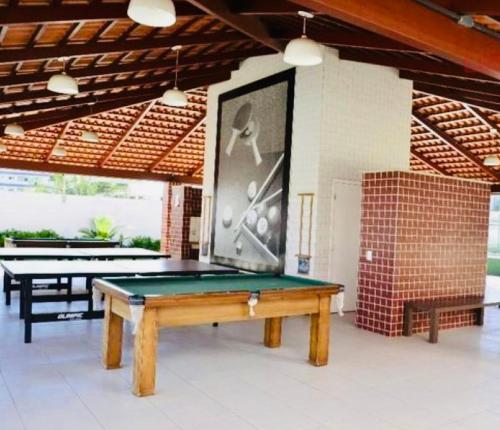einen Billardtisch in einem Zimmer mit 2 Tischtennisplatten in der Unterkunft Apartamento grande próximo da praia do calhau in São Luís