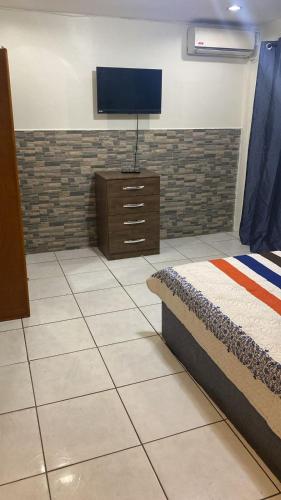 een slaapkamer met een bed en een flatscreen-tv bij Riverside Apartment in Arouca