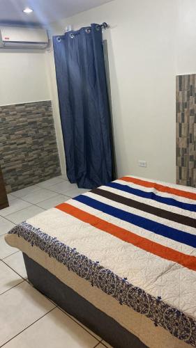 een bed in een kamer met een blauw gordijn bij Riverside Apartment in Arouca