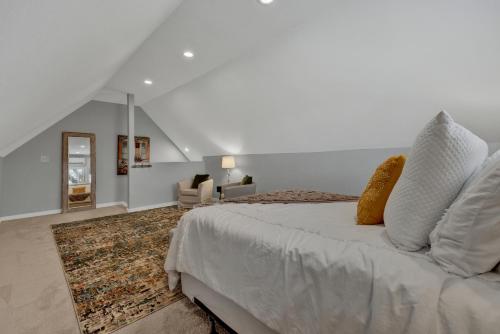 een witte slaapkamer met een bed en een woonkamer bij The Elizabeth Cottage in Luckenbach
