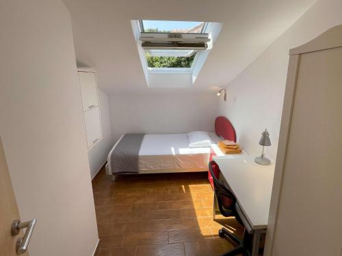 - une petite chambre avec un lit et une lucarne dans l'établissement Apartments by the sea Korcula - 21883, à Korčula
