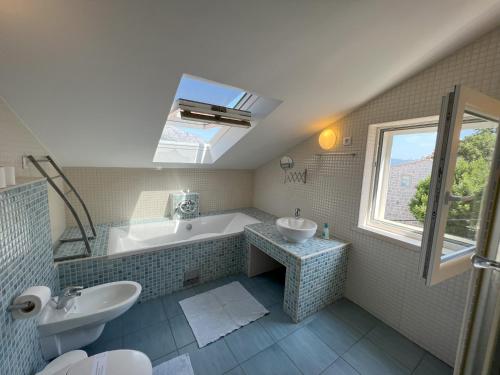 La salle de bains est pourvue d'un lavabo et d'une baignoire. dans l'établissement Apartments by the sea Korcula - 21883, à Korčula