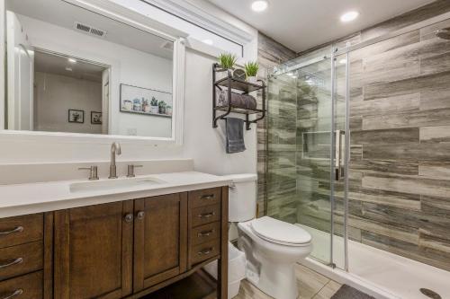 uma casa de banho com um WC e uma cabina de duche em vidro. em Cozy 3br downtown red door house em Jeffersonville