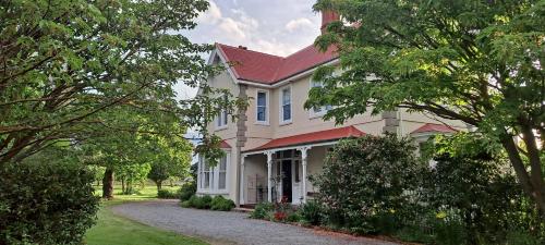 AmberleyにあるArdross Houseの赤屋根の大白屋敷