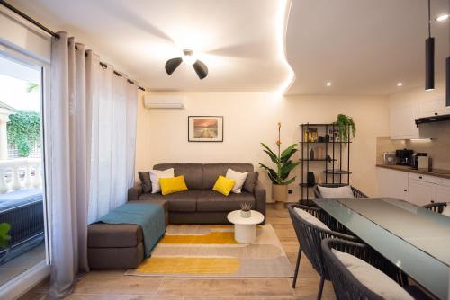 un salon avec un canapé et une table dans l'établissement Palazzio T3 design près des plages et du Palais, à Cannes