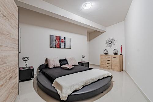- une chambre avec un grand lit dans l'établissement Seaside holiday house Prigradica, Korcula - 21988, à Blato