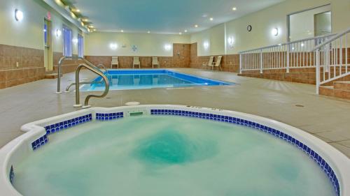 una grande piscina in una camera d'albergo di Holiday Inn Express Hotel & Suites Swift Current, an IHG Hotel a Swift Current