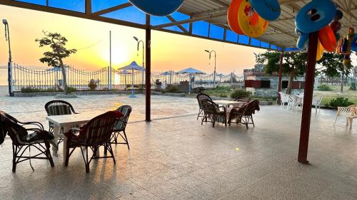 un patio con tavoli, sedie e vista su un ponte di Chalets and apartments Al-Nawras Village Ismailia a Ismailia