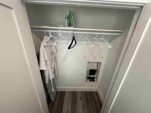 a small hallway with a closet with white towels at The Classic Suite: 2BR close to NYC in Paterson