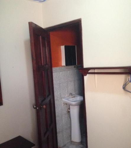 Ένα μπάνιο στο Hostal Brisas y Olas