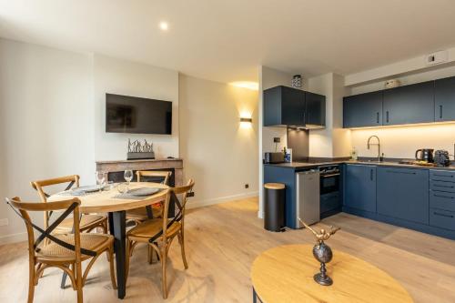 une cuisine et un salon avec une table et des chaises dans l'établissement L'Escale du Vieux Port - 1st floor - Airco, à Honfleur