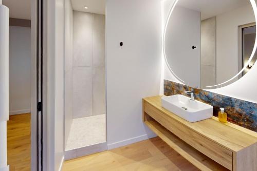 une salle de bain avec un lavabo et un miroir dans l'établissement L'Escale du Vieux Port - 1st floor - Airco, à Honfleur