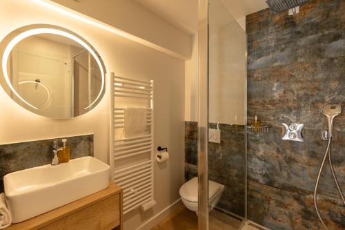 une salle de bain avec un lavabo, des toilettes et un miroir dans l'établissement L'Escale du Vieux Port - Studio Ground Floor 2P - Airco, à Honfleur