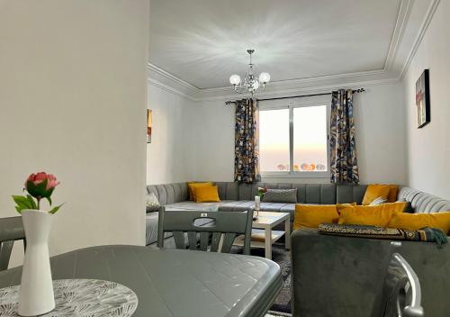 Bord de Mer: Appartement à 500m de la Plage & Surf في أغادير: غرفة معيشة بها أريكة وطاولة