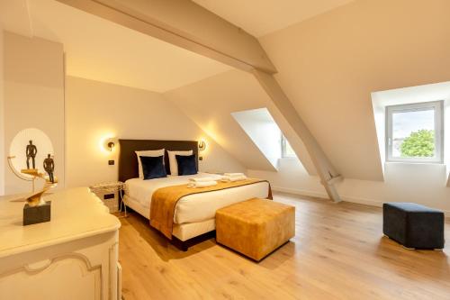 - une chambre mansardée avec un lit king-size dans l'établissement L'Escale du Vieux Port - 2nd floor - Honfleur Center 4 P - Airco, à Honfleur