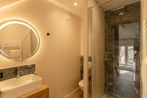 une salle de bain avec un lavabo et une douche dans l'établissement L'Escale du Vieux Port - 2nd floor - Honfleur Center 4 P - Airco, à Honfleur