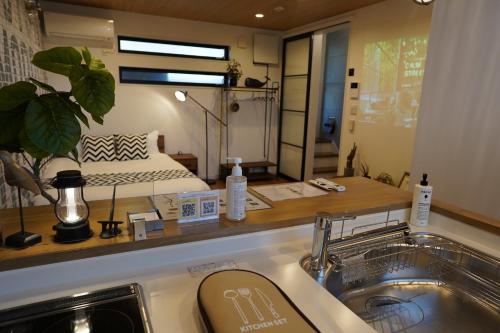 広島市にあるRGH ISHIUCHI BASE02 - Vacation STAY 14828のバスルーム(シンク付)、ベッド1台が備わります。