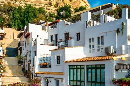 una casa bianca con una montagna sullo sfondo di CENTRUM ad Alicante