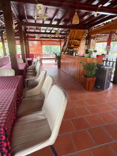 szereg krzeseł w restauracji z barem w obiekcie Homestay Dream hill w mieście Cat Tien