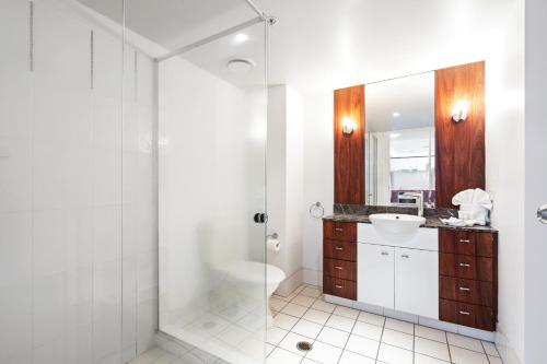 een badkamer met een wastafel en een spiegel bij KIDS STAY FREE in Hinterland View 2 Bedroom 1 Bathroom Apartment at Chevron Renaissance- Q STAY in Gold Coast