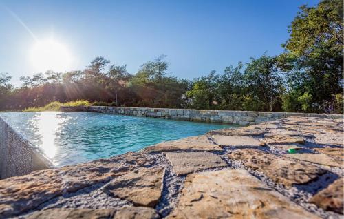 Πισίνα στο ή κοντά στο Awesome Home In Ponzano Superiore