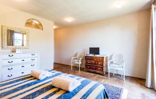 Ένα ή περισσότερα κρεβάτια σε δωμάτιο στο Awesome Home In Ponzano Superiore