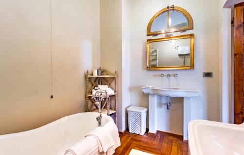 Ένα μπάνιο στο Awesome Home In Ponzano Superiore