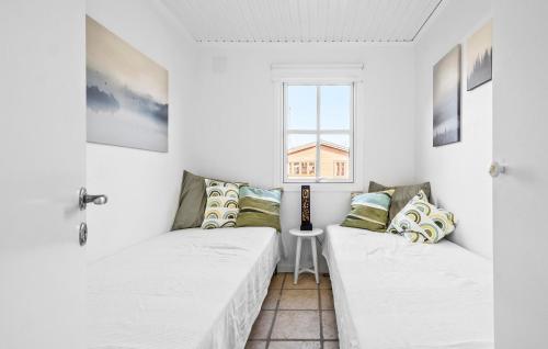 Duas camas num quarto com uma janela em Amazing Home In Hjby With Wifi em Højby