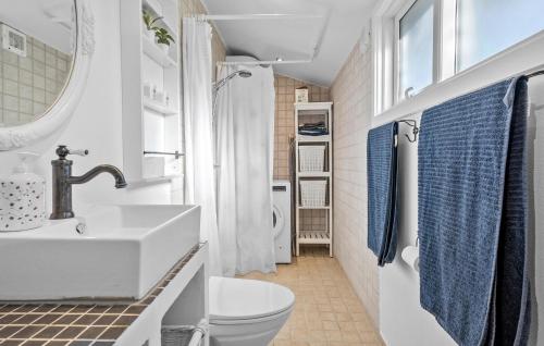 y baño con lavabo y aseo. en Amazing Home In Hjby With Wifi, en Højby