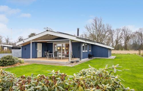 Casa azul con patio y césped en 3 Bedroom Amazing Home In Otterup, en Otterup