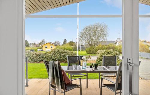 Un comedor con mesa y sillas en un patio. en 3 Bedroom Amazing Home In Otterup, en Otterup
