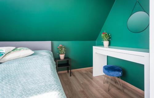 Katil atau katil-katil dalam bilik di Awesome Home In Nowecin With Kitchen