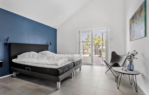 een slaapkamer met een bed en een blauwe muur bij Gorgeous Home In Jerup With Sauna in Jerup