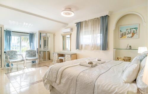1 dormitorio con 1 cama grande en una habitación en Gorgeous Home In Las Lagunas De Mijas With Kitchen, en Santa Fe de los Boliches