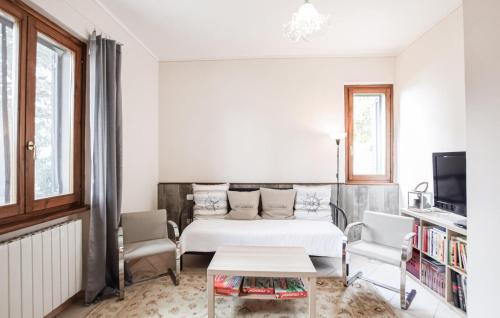 ein Schlafzimmer mit einem Bett und zwei Stühlen und einem Tisch in der Unterkunft Beautiful Home In Cortona With Wifi in Cortona