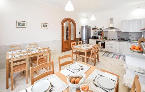 eine Küche mit Holztischen und -stühlen in der Unterkunft Beautiful Home In Cortona With Wifi in Cortona