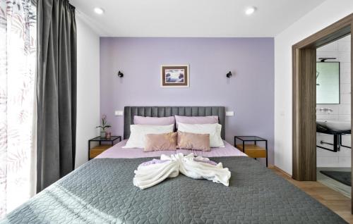 um quarto com uma cama grande e toalhas em Holiday Home Tina em Oklaj