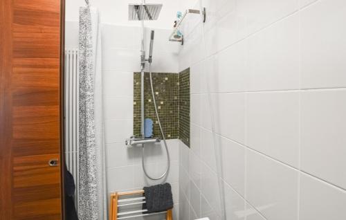 eine Dusche im Bad mit weißen Fliesen in der Unterkunft Gorgeous Apartment In Bordighera With Wifi in Bordighera