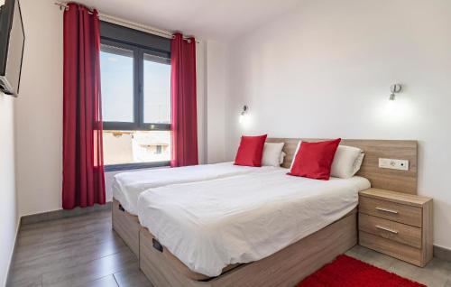 - une chambre avec un grand lit et des rideaux rouges dans l'établissement 1 Bedroom Beautiful Apartment In Fuente De Piedra, à Fuente de Piedra