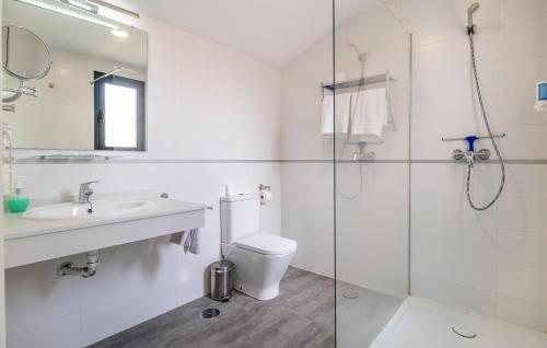 ein Bad mit einem WC, einem Waschbecken und einer Dusche in der Unterkunft Cozy Apartment In Fuente De Piedra With Outdoor Swimming Pool in Fuente de Piedra